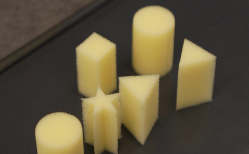 　　振動刀切割機(jī),讓海綿“柔”得有形,“切”得有度